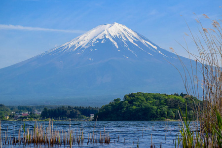 日本河口湖蓝天上著名的富士山景观