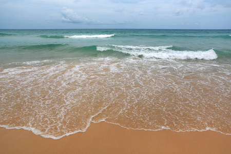 夏季海滩沙滩上海浪的景观观