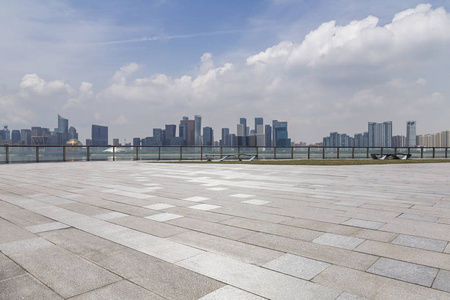 全景天际线和现代商务办公楼用空的路, 空的混凝土方形的地板