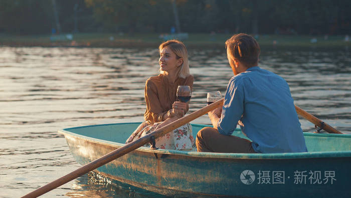 一对年轻夫妇在船上的日期