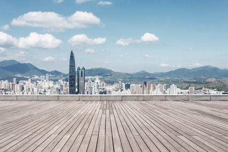 俯瞰视角在蓝蓝的天空下的现代化城市的摩天大楼