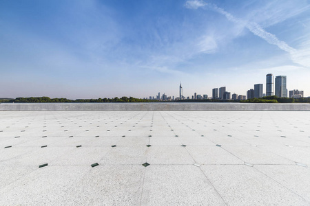 全景天际线和现代商务办公楼用空的路, 空的混凝土方形的地板