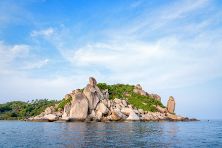 美丽的自然景观群奇异的佛像点在海角附近的苏安观点在海的蓝天在夏天, 高桃海岛是一个吸引力在素叻尼克, 泰国