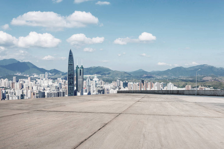 俯瞰视角在蓝蓝的天空下的现代化城市的摩天大楼