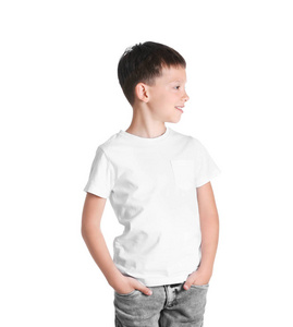 在白色背景 t恤衫的小男孩。设计模拟