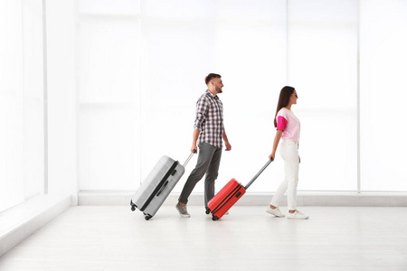 带手提箱的年轻夫妇在机场