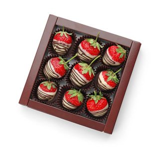 盒与巧克力覆盖草莓白色背景, 顶部视图