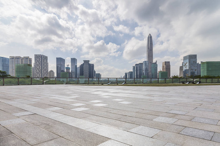 全景天际线和现代商务办公楼用空的路, 空的混凝土方形的地板