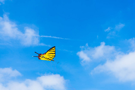 风筝在天空中飞翔。贝德福德国际风筝节2018