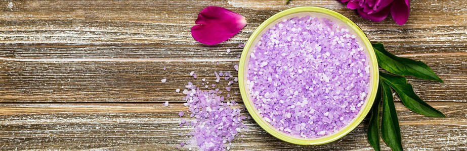 紫色牡丹浴盐混合水疗和芳香疗法的背景。选择性聚焦