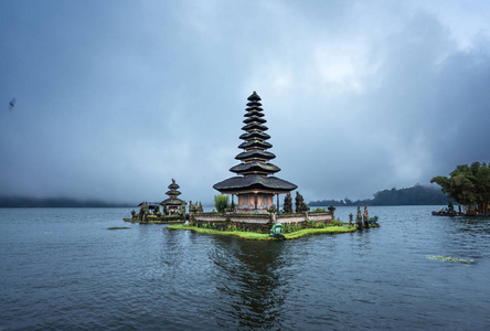 乌伦达努贝拉坦神庙和贝拉坦湖印度尼西亚
