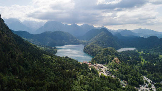 高山高山上美丽湖泊的鸟瞰图