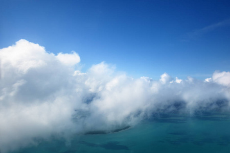 空中的云彩和天空