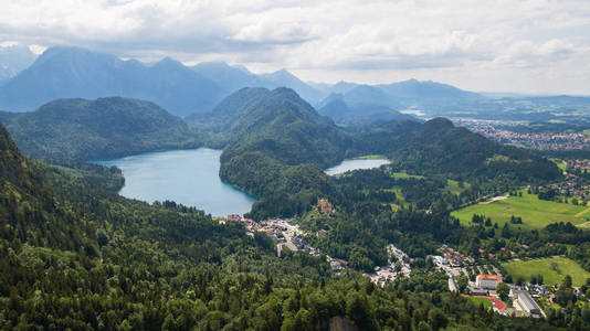 高山高山上美丽湖泊的鸟瞰图