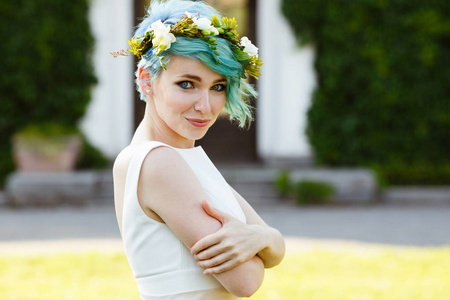 一个美丽的新娘的肖像, 蓝色的头发和一个真正的花朵花圈。结婚日。.森林里美丽的新娘肖像