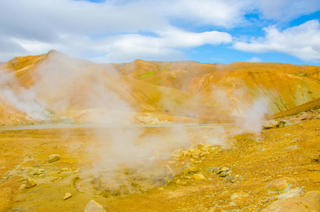 冰岛 Kerlingarfjoll火山景观与温泉和热气腾腾的溪流