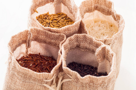 白色背景袋中不同类型大米和燕麦的设置
