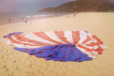 在海滩上飞行的降落伞。海滩度假。海上娱乐