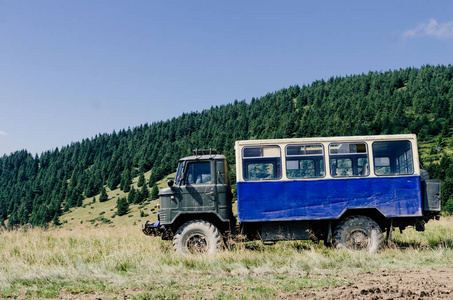 高山旅行机器卡车在山山