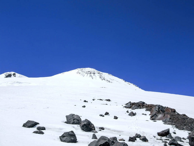 蓝天下芒 Elbrus 的雪白顶部