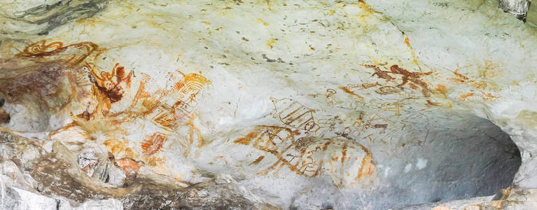 3000年前的考古史前人类悬崖漆, 考khian攀牙湾攀雅国家公园, 泰国。沙石上的原始人的洞穴绘画。茶黄漆