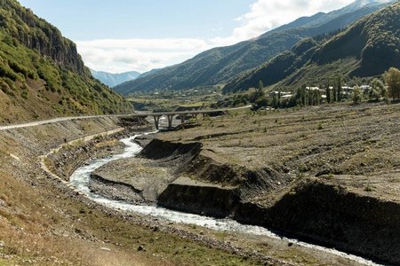 在佐治亚美丽的秋天山风景的路蛇纹石