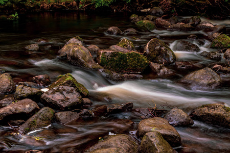 达特穆尔国家公园快速移动水的长期暴露