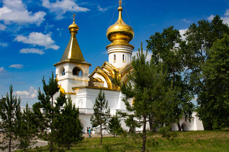 美丽的景色萨罗夫圣天使寺在哈巴罗夫斯克。美丽的绿色草坪在前景。宗教建筑建筑和传统。俄罗斯