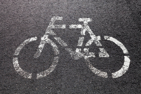 灰色沥青上的自行车标志