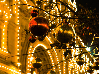 节日的灯饰亮灯在街道上的城市。在莫斯科，俄罗斯的圣诞节。红场