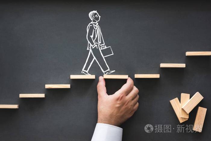 在黑板上手绘粉笔插图的职业规划和商业挑战概念