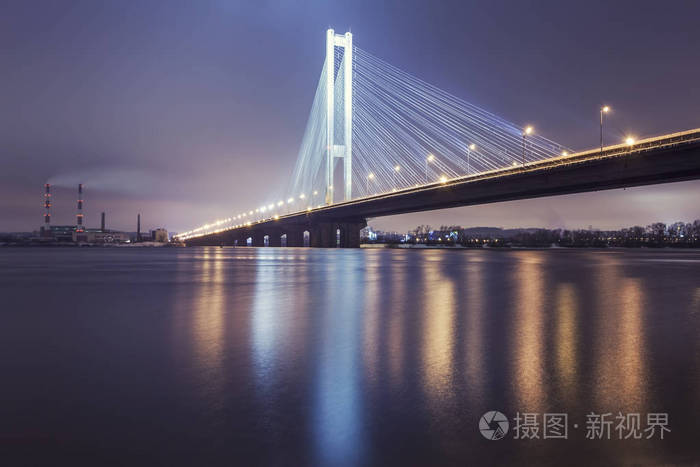 南大桥夜景,基辅,乌克兰.在第聂伯河河日落桥.背景下的一个美丽的黄昏
