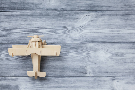 木制玩具飞机的顶部视图