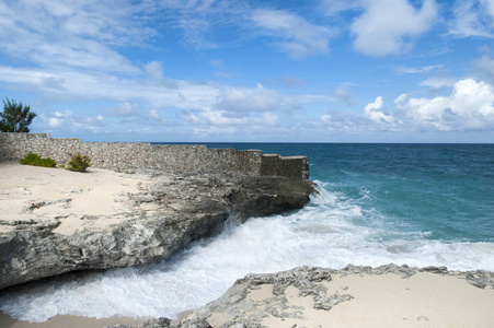 天堂岛上有墙的岩石海滩景色巴哈马