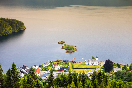 旅游度假和旅行。卑尔根和村庄 Bruvik，附近的峡湾景观岛 Osteroy，挪威斯堪的那维亚欧洲