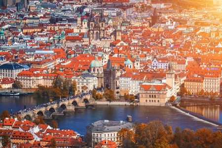 秋天的房子和屋顶的布拉格老城区包括查理大桥的鸟瞰图。捷克共和国