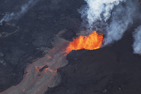 基拉韦厄火山喷发的空中看法在夏威夷, 在图片裂缝2018年5月8日