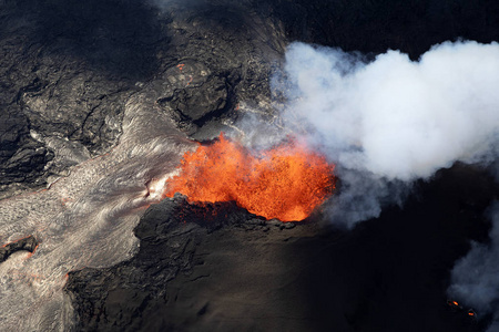基拉韦厄火山喷发的空中看法在夏威夷, 在图片裂缝2018年5月8日