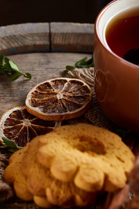圣诞概念与一杯热茶, 饼干和装饰品在木质背景, 选择性焦点