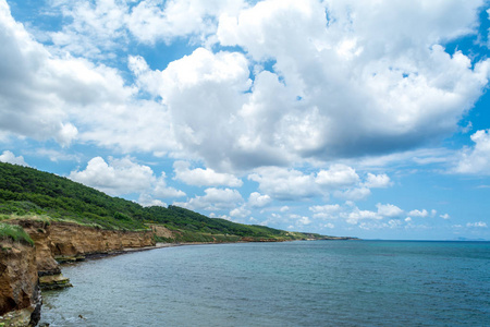 春天撒丁岛海岸多云的天空