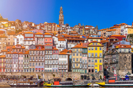 古老的城市波尔图与老多色的房子与红色屋顶瓷砖。葡萄牙, 波尔图