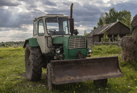 农业工程用拖拉机。Tver 地区 Nazimovo 村的农场. 2018年6月2日