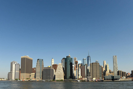 从纽约布鲁克林大桥公园看曼哈顿下城的金融区