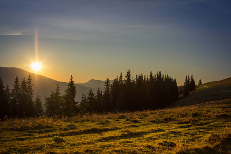 美丽的日出在 Polonine 在喀尔巴阡山。乌克兰