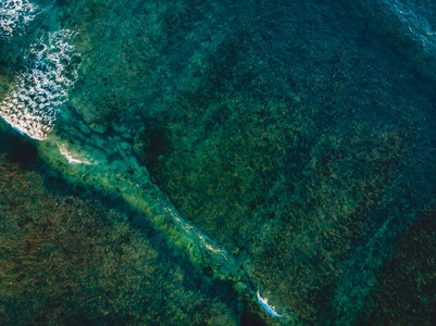 热带海滩与绿松石海水。顶部视图