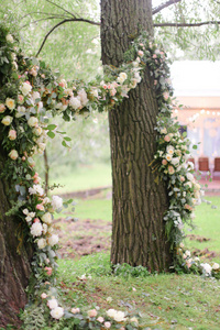 花可爱的拱门为婚礼和树