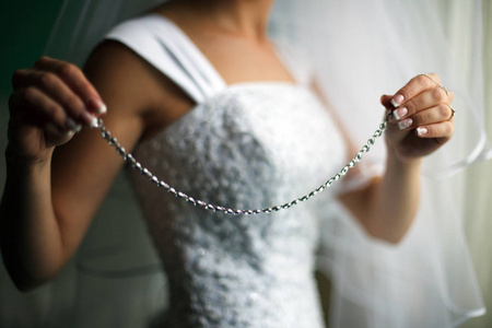 美丽的年轻新娘与结婚项链