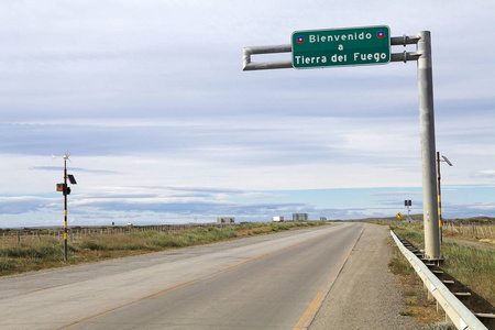 在智利麦哲伦海峡火地岛的火地岛群岛的一条公路上。火地岛在智利和阿根廷之间划分