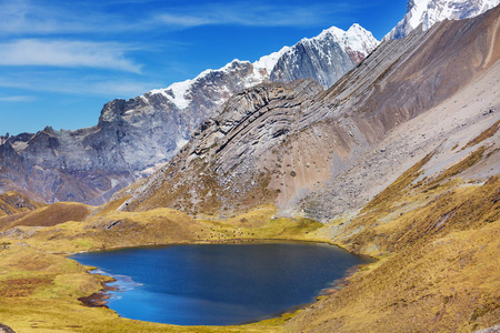 美丽的山川风景在科迪勒拉瓦，秘鲁，南美洲