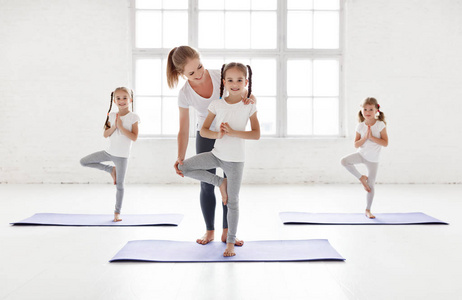 儿童练习是从事体操和瑜伽与教